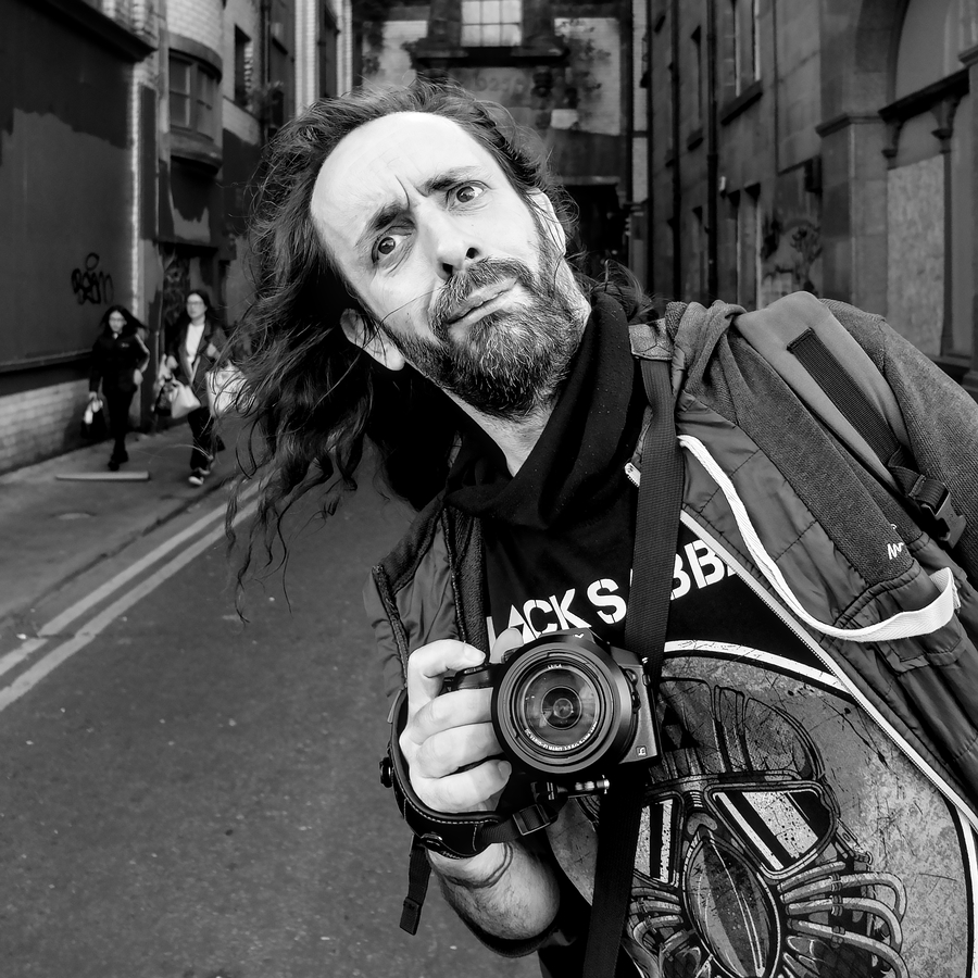 Le photographe avec son appareil dans une rue d'Edimbourg'